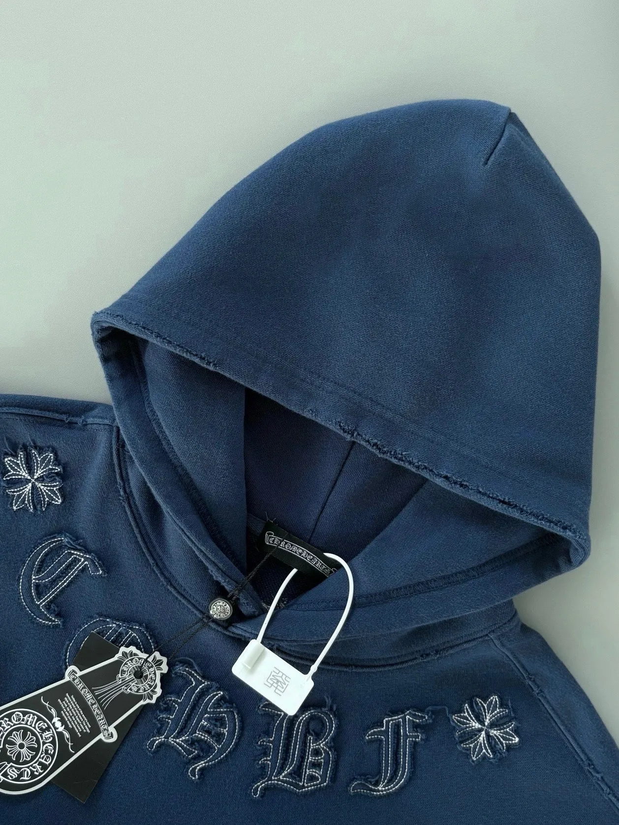 P340 [Higher version] Chrome Hearts*Chrome heart patch embroidered horseshoe logo‼ ️Hooded sweatshirt *Made of 430g pure cotton sweatshirt fabric with double yarns. The fabric is woven with double yarns and twisted together. The strength is 40% higher than that of single yarns, forming a three-dimensional texture similar to the texture of tripe. It not only maintains the moisture absorption and breathability of pure cotton, but also achieves "softness and not collapse" through double yarn thickening. The whole strip of Maliu scanning spray technology uses the washing process to produce a natural fading effect in parts, and the os version has a more lazy and loose feeling. *Laser burnt patch embroidery➕Frayed process: micro-label on the chest patch, large logo horseshoe pattern on the back, heavy laser burnt three-dimensional patch embroidery pattern design, washed and frayed, and the overall garment presents a lazy style. *Whether it is daily outings or sports and fitness, you can show your trendy attitude and become the focus of the street. Same style for men and women 𝐂𝐎𝐋𝐎𝐔𝐑: white, blue, black 𝐒𝐈𝐙𝐄: S-XL